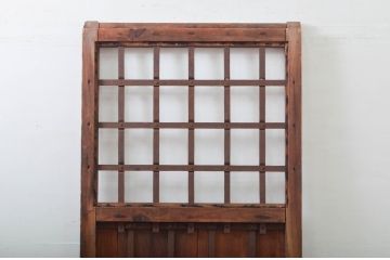 アンティーク建具　デザインが良いね!経年を感じる風合いが魅力の鉄格子入り蔵戸1枚(引き戸、玄関戸)(R-079861)