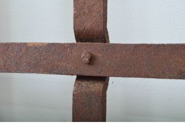 アンティーク建具　デザインが良いね!経年を感じる風合いが魅力の鉄格子入り蔵戸1枚(引き戸、玄関戸)(R-079861)