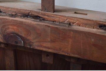 アンティーク建具　デザインが良いね!経年を感じる風合いが魅力の鉄格子入り蔵戸1枚(引き戸、玄関戸)(R-079861)