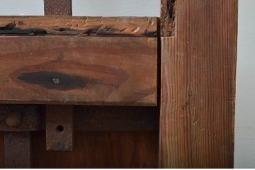 アンティーク建具　デザインが良いね!経年を感じる風合いが魅力の鉄格子入り蔵戸1枚(引き戸、玄関戸)(R-079861)