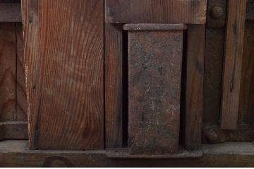 アンティーク建具　デザインが良いね!経年を感じる風合いが魅力の鉄格子入り蔵戸1枚(引き戸、玄関戸)(R-079861)