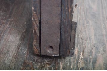 アンティーク建具　デザインが良いね!経年を感じる風合いが魅力の鉄格子入り蔵戸1枚(引き戸、玄関戸)(R-079861)