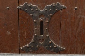 アンティーク建具　大振り!!　栗材・檜(ヒノキ)材　堂々とした佇まいが存在感を放つ蔵戸1枚(引き戸、玄関戸)(R-079864)