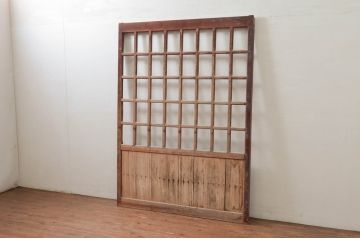 アンティーク建具　和の貫禄を漂わせる升目(マス目)格子蔵戸1枚(きつね格子、狐格子、引き戸、玄関戸、格子戸)(R-079874)