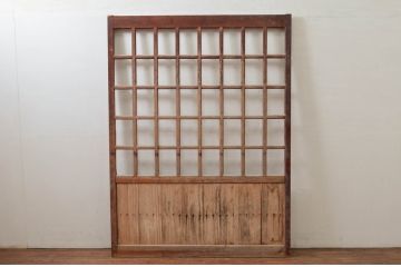 アンティーク建具　和の貫禄を漂わせる升目(マス目)格子蔵戸1枚(きつね格子、狐格子、引き戸、玄関戸、格子戸)(R-079874)