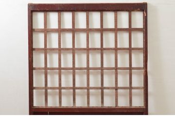 アンティーク建具　和の貫禄を漂わせる升目(マス目)格子蔵戸1枚(きつね格子、狐格子、引き戸、玄関戸、格子戸)(R-079874)