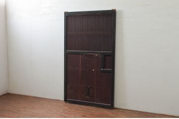 アンティーク建具　2トーンカラーが良いね　時代の流れを感じさせる格子蔵戸1枚(引き戸、玄関戸、格子戸)(R-079875)