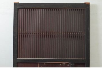アンティーク建具　2トーンカラーが良いね　時代の流れを感じさせる格子蔵戸1枚(引き戸、玄関戸、格子戸)(R-079875)