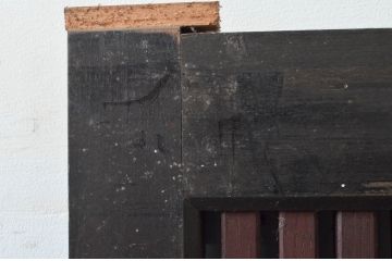 アンティーク建具　2トーンカラーが良いね　時代の流れを感じさせる格子蔵戸1枚(引き戸、玄関戸、格子戸)(R-079875)