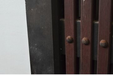 アンティーク建具　2トーンカラーが良いね　時代の流れを感じさせる格子蔵戸1枚(引き戸、玄関戸、格子戸)(R-079875)