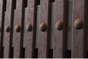 アンティーク建具　2トーンカラーが良いね　時代の流れを感じさせる格子蔵戸1枚(引き戸、玄関戸、格子戸)(R-079875)