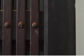 アンティーク建具　2トーンカラーが良いね　時代の流れを感じさせる格子蔵戸1枚(引き戸、玄関戸、格子戸)(R-079875)