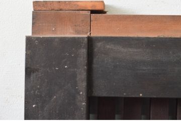 アンティーク建具　2トーンカラーが良いね　時代の流れを感じさせる格子蔵戸1枚(引き戸、玄関戸、格子戸)(R-079875)