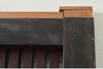 アンティーク建具　2トーンカラーが良いね　時代の流れを感じさせる格子蔵戸1枚(引き戸、玄関戸、格子戸)(R-079875)