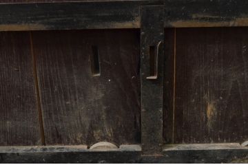 アンティーク建具　2トーンカラーが良いね　時代の流れを感じさせる格子蔵戸1枚(引き戸、玄関戸、格子戸)(R-079875)