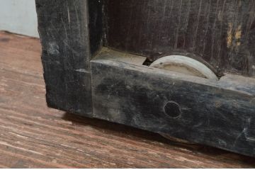 アンティーク建具　2トーンカラーが良いね　時代の流れを感じさせる格子蔵戸1枚(引き戸、玄関戸、格子戸)(R-079875)