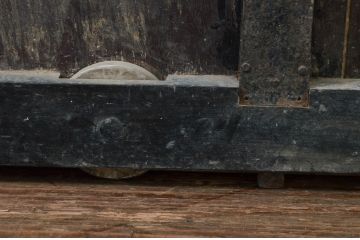 アンティーク建具　2トーンカラーが良いね　時代の流れを感じさせる格子蔵戸1枚(引き戸、玄関戸、格子戸)(R-079875)