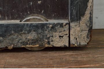 アンティーク建具　2トーンカラーが良いね　時代の流れを感じさせる格子蔵戸1枚(引き戸、玄関戸、格子戸)(R-079875)