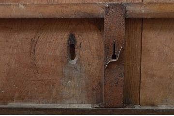 アンティーク建具　欅(ケヤキ)材　時を経た風合いが楽しめる蔵戸1枚(引き戸、玄関戸)(R-079877)