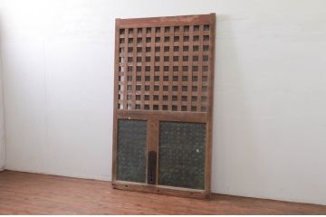 アンティーク建具　上手物!!　総欅(ケヤキ)材　珍しい大振りサイズ!!胴板張りが貫禄のある背の高い細かな升目(マス目)格子蔵戸1枚(きつね格子、狐格子、引き戸、玄関戸)(R-079879)