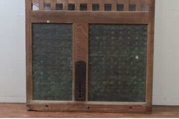 アンティーク建具　上手物!!　総欅(ケヤキ)材　珍しい大振りサイズ!!胴板張りが貫禄のある背の高い細かな升目(マス目)格子蔵戸1枚(きつね格子、狐格子、引き戸、玄関戸)(R-079879)