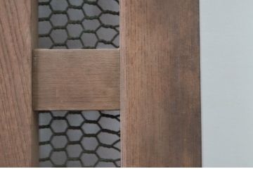 アンティーク建具　上手物!!　総欅(ケヤキ)材　珍しい大振りサイズ!!胴板張りが貫禄のある背の高い細かな升目(マス目)格子蔵戸1枚(きつね格子、狐格子、引き戸、玄関戸)(R-079879)