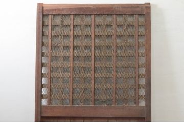 アンティーク建具　上手物!!　総欅(ケヤキ)材　珍しい大振りサイズ!!胴板張りが貫禄のある背の高い細かな升目(マス目)格子蔵戸1枚(きつね格子、狐格子、引き戸、玄関戸)(R-079879)