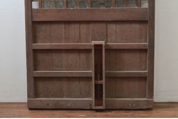 アンティーク建具　上手物!!　総欅(ケヤキ)材　珍しい大振りサイズ!!胴板張りが貫禄のある背の高い細かな升目(マス目)格子蔵戸1枚(きつね格子、狐格子、引き戸、玄関戸)(R-079879)