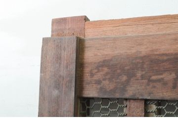 アンティーク建具　上手物!!　総欅(ケヤキ)材　珍しい大振りサイズ!!胴板張りが貫禄のある背の高い細かな升目(マス目)格子蔵戸1枚(きつね格子、狐格子、引き戸、玄関戸)(R-079879)