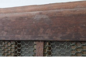アンティーク建具　上手物!!　総欅(ケヤキ)材　珍しい大振りサイズ!!胴板張りが貫禄のある背の高い細かな升目(マス目)格子蔵戸1枚(きつね格子、狐格子、引き戸、玄関戸)(R-079879)