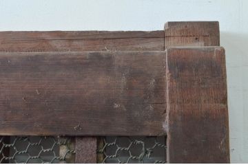 アンティーク建具　上手物!!　総欅(ケヤキ)材　珍しい大振りサイズ!!胴板張りが貫禄のある背の高い細かな升目(マス目)格子蔵戸1枚(きつね格子、狐格子、引き戸、玄関戸)(R-079879)