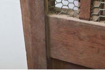 アンティーク建具　上手物!!　総欅(ケヤキ)材　珍しい大振りサイズ!!胴板張りが貫禄のある背の高い細かな升目(マス目)格子蔵戸1枚(きつね格子、狐格子、引き戸、玄関戸)(R-079879)
