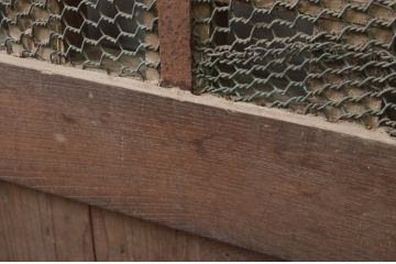 アンティーク建具　上手物!!　総欅(ケヤキ)材　珍しい大振りサイズ!!胴板張りが貫禄のある背の高い細かな升目(マス目)格子蔵戸1枚(きつね格子、狐格子、引き戸、玄関戸)(R-079879)