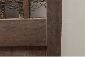 アンティーク建具　上手物!!　総欅(ケヤキ)材　珍しい大振りサイズ!!胴板張りが貫禄のある背の高い細かな升目(マス目)格子蔵戸1枚(きつね格子、狐格子、引き戸、玄関戸)(R-079879)