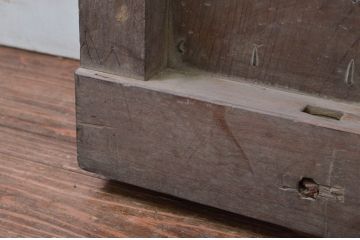 アンティーク建具　上手物!!　総欅(ケヤキ)材　珍しい大振りサイズ!!胴板張りが貫禄のある背の高い細かな升目(マス目)格子蔵戸1枚(きつね格子、狐格子、引き戸、玄関戸)(R-079879)