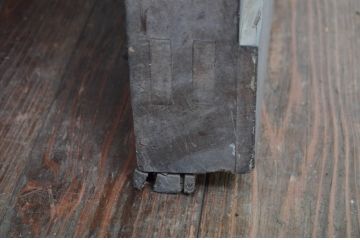 アンティーク建具　上手物!!　総欅(ケヤキ)材　珍しい大振りサイズ!!胴板張りが貫禄のある背の高い細かな升目(マス目)格子蔵戸1枚(きつね格子、狐格子、引き戸、玄関戸)(R-079879)