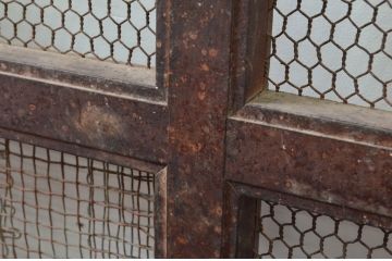 アンティーク建具　欅(ケヤキ)材　和モダンな雰囲気を醸し出す升目(マス目)格子蔵戸1枚(きつね格子、狐格子、引き戸、玄関戸)(R-079880)