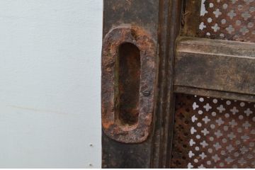 アンティーク建具　欅(ケヤキ)材　和モダンな雰囲気を醸し出す升目(マス目)格子蔵戸1枚(きつね格子、狐格子、引き戸、玄関戸)(R-079880)