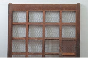 アンティーク建具　欅(ケヤキ)材　和モダンな雰囲気を醸し出す升目(マス目)格子蔵戸1枚(きつね格子、狐格子、引き戸、玄関戸)(R-079880)