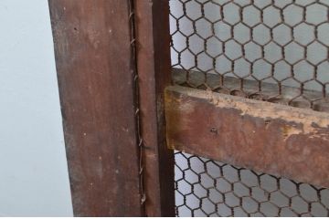 アンティーク建具　欅(ケヤキ)材　和モダンな雰囲気を醸し出す升目(マス目)格子蔵戸1枚(きつね格子、狐格子、引き戸、玄関戸)(R-079880)