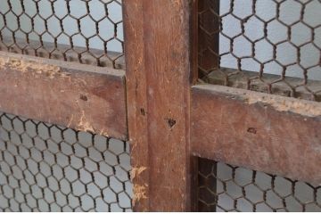 アンティーク建具　欅(ケヤキ)材　和モダンな雰囲気を醸し出す升目(マス目)格子蔵戸1枚(きつね格子、狐格子、引き戸、玄関戸)(R-079880)