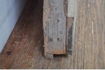 アンティーク建具　欅(ケヤキ)材　和モダンな雰囲気を醸し出す升目(マス目)格子蔵戸1枚(きつね格子、狐格子、引き戸、玄関戸)(R-079880)