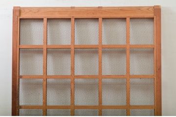 アンティーク建具　総欅(ケヤキ)材　味わい深い風合いが魅力の升目(マス目)格子蔵戸1枚(きつね格子、狐格子、引き戸、玄関戸)(R-079882)