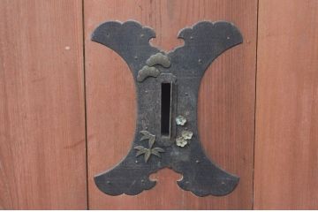 アンティーク建具　総欅(ケヤキ)材　味わい深い木の風合いが魅力的な蔵戸1枚(引き戸、玄関戸)(R-079883)