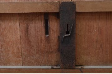 アンティーク建具　総欅(ケヤキ)材　味わい深い木の風合いが魅力的な蔵戸1枚(引き戸、玄関戸)(R-079883)