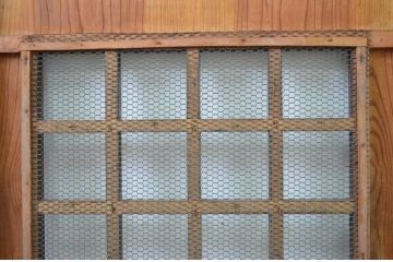 アンティーク建具　総欅(ケヤキ)材　時代の流れを感じさせる升目(マス目)格子蔵戸1枚(きつね格子、狐格子、引き戸、玄関戸、格子戸)(R-079884)