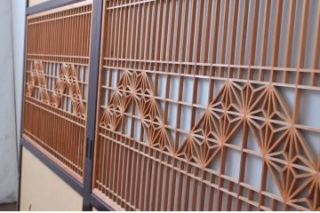 アンティーク建具　高級品!!　漆塗り框の組子入りガラス帯戸2枚セット(引き戸、ガラス戸)(R-079886)