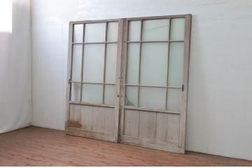 アンティーク建具　ペイント仕上げ限定　レトロな雰囲気づくりにおすすめのガラス戸2枚セット(引き戸)(R-079888)