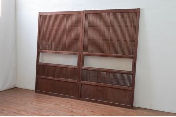 アンティーク建具　美品　腰板欅(ケヤキ)材　風情のある佇まいが魅力的な裏障子付き幅広格子戸2枚セット(帯戸、引き戸、障子戸)(R-079889)