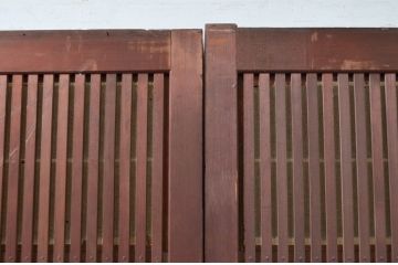 アンティーク建具　美品　腰板欅(ケヤキ)材　風情のある佇まいが魅力的な裏障子付き幅広格子戸2枚セット(帯戸、引き戸、障子戸)(R-079889)